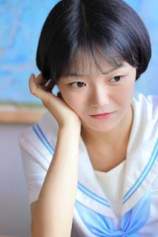 女生胸贴着男生手臂